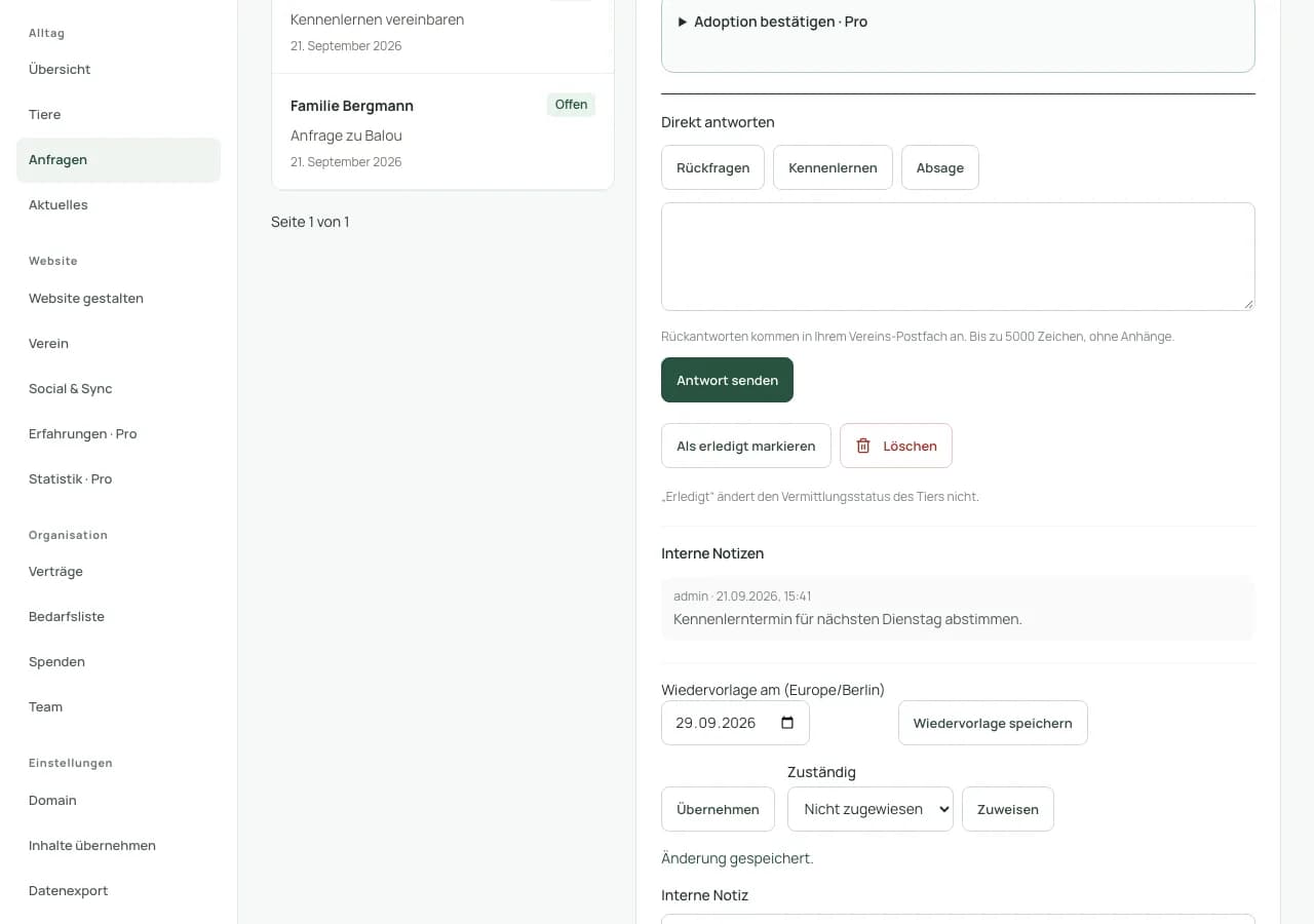 Fiktive Anfrage mit interner Notiz, Wiedervorlage und Auswahl der zuständigen Person.